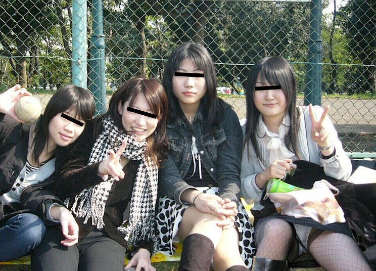 集合写真・記念写真で一人だけパンツ見えてるパンチラ画像