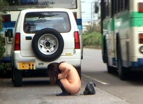 野外露出上級者の全裸徘徊露出狂画像