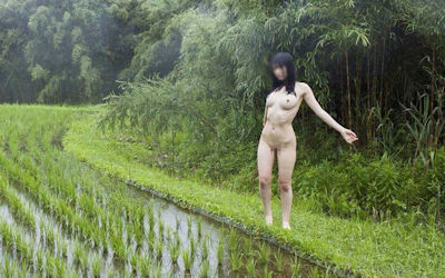 田舎の娘っ子が野外露出してるへんぴな露出狂のエロ画像 ④