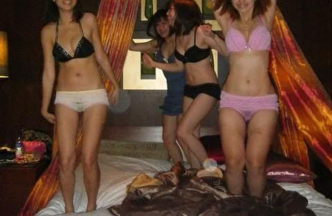女子達のおふざけ記念写真が下品だけど抜ける