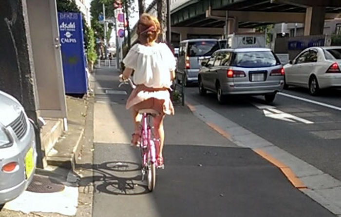 自転車に乗ってパンチラ～～～～～ｗｗｗ