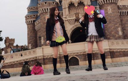 【画像】JK制服を着てディズニーランドへいくセクシー女優