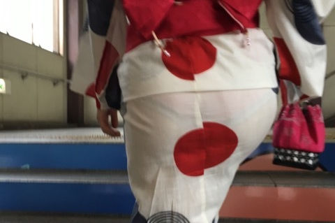 夏場にしか見れない浴衣素人の無防備な透けパンチラ画像