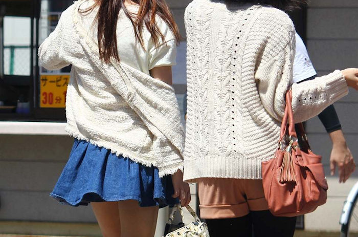 微風でもパンチラしそうでドキドキさせてくれるヒラヒラミニスカ