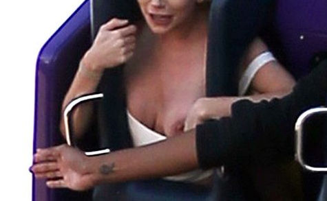 【画像】巨乳女優がジェットコースターでおっぱいを完全にポロリ事故ｗｗｗｗｗ