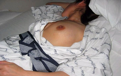 片乳首チラリ・片乳ポロリしてるノーブラ浴衣女子のエロ画像 ③