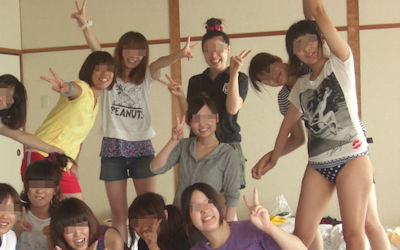 ノリで脱いで写真撮るおふざけギャルのエロ画像 ④