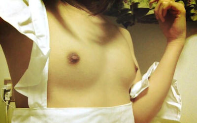 裸エプロンの写メを自撮りしてみた家庭的な女神のエロ画像 ①