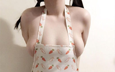 裸エプロンの写メを自撮りしてみた家庭的な女神のエロ画像 ②