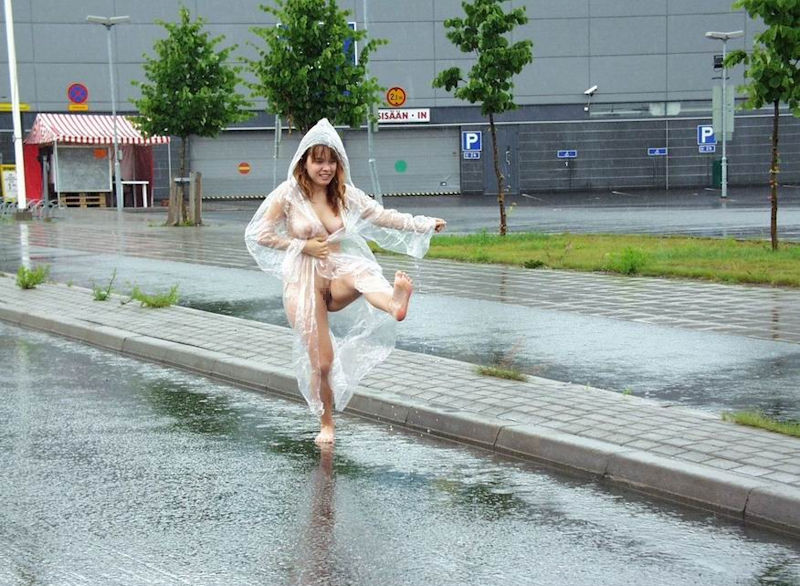 全裸で雨合羽着てるレインコートヌードのエロ画像