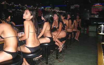 アジアの飲み屋が過激なバーガールズのエロ画像 ②