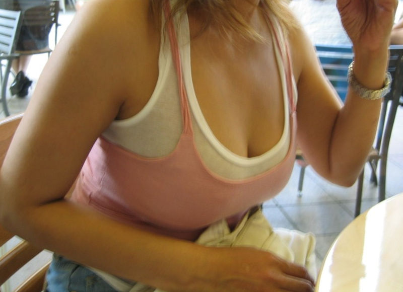 着衣巨乳がピークを迎える薄着な夏の街撮りエロ画像