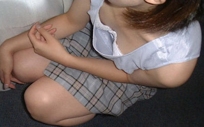 白ブラジャーが見えた清楚な胸チラブラチラエロ画像 ①