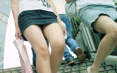 パンツが下りてくる階段パンチラのエロ画像 ②