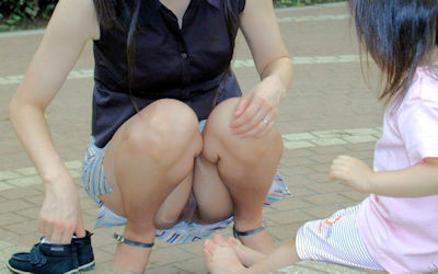 人妻が街中でパンチラする子連れミニスカママのエロ画像 ④