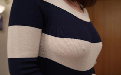 服から乳首が透けてるノーブラポッチのエロ画像 ①