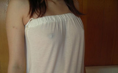 服から乳首が透けてるノーブラポッチのエロ画像 ②