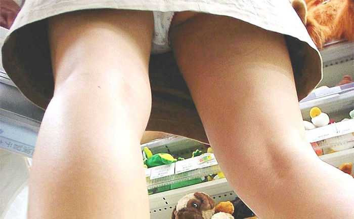 【パンチラ画像】ミニスカ過ぎて少し下から見ただけでチラチラしちゃってる