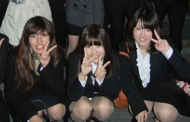 リクルートスーツの集合写真でパンツがチラチラが見えてるんだがｗｗｗｗ