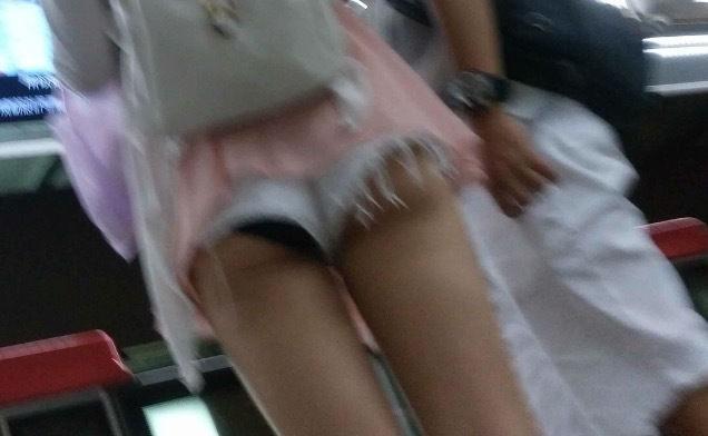ショーパンからチラつくパンツを目ざとく見つけて撮影した結果wwwwwwww