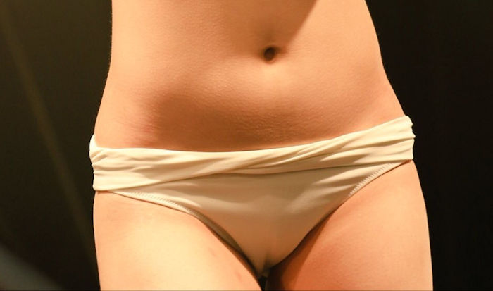 【高画質画像】地下アイドル、ライブ中にガチのマン筋を晒すｗｗｗｗｗｗｗｗｗｗｗ
