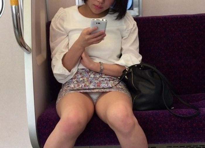 【電車内盗撮エロ画像】電車内でパンチラや胸チラしている素人娘たちを盗撮！