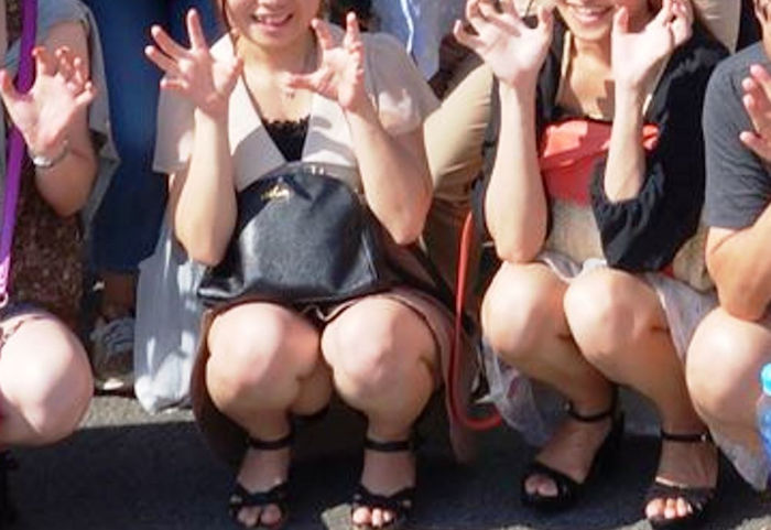 記念写真でパンチラを探すのがワイの日課ｗｗｗｗｗｗ
