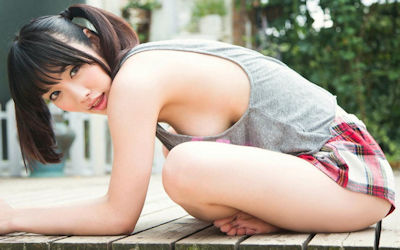 薄着なタンクトップ美女のおっぱいが気になるエロ画像 ①