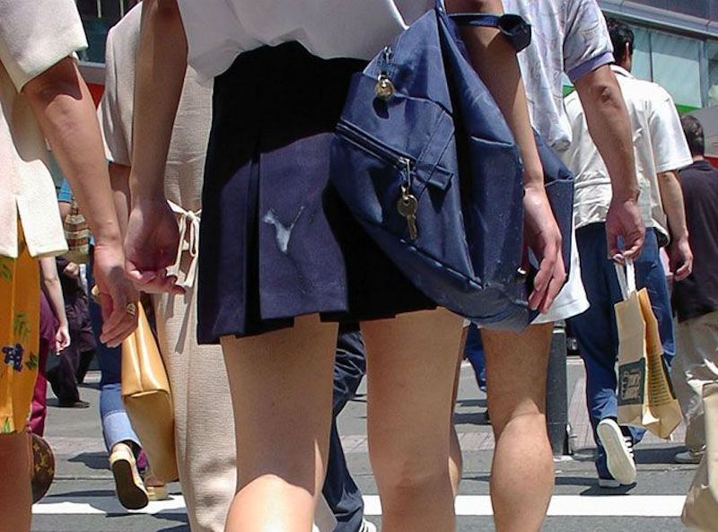 JKの制服に精子ぶっかけてる着衣射精画像集