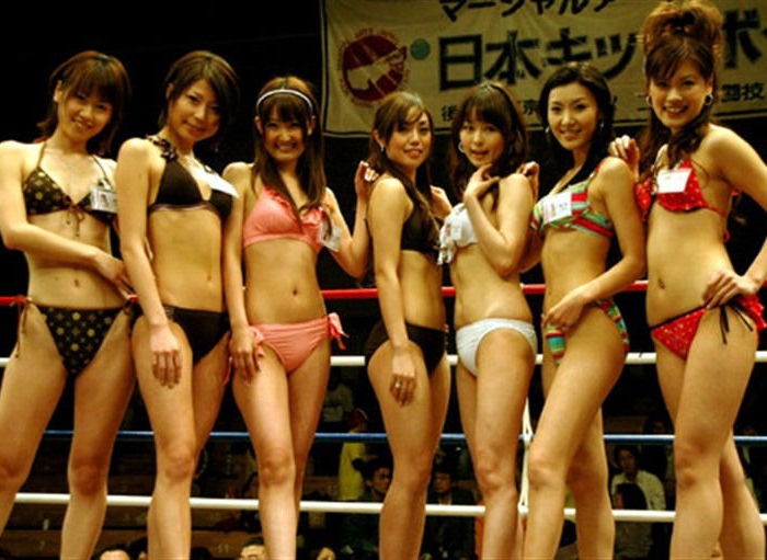 リング上で露出するラウンドガールのセクシー画像