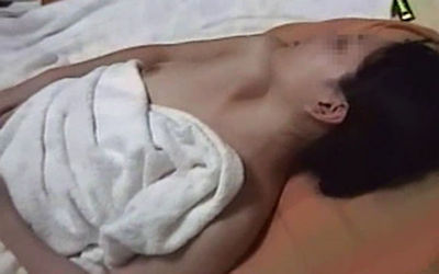 乳輪や乳首がポロッとハミ出すバスタオル一枚のエロ画像 ③