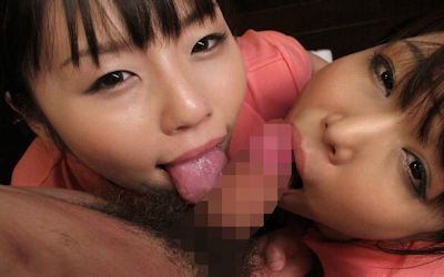 ダブルフェラ！女2人がチンコ舐めてるエロ画像 ①
