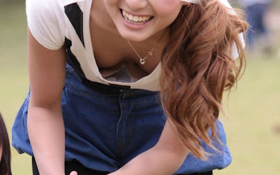若いギャルママさんのパンチラと胸チラのエロ画像 ①