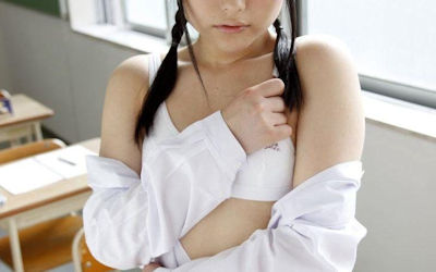 貧乳JKがジュニア用のスポブラつけてるエロ画像 ①