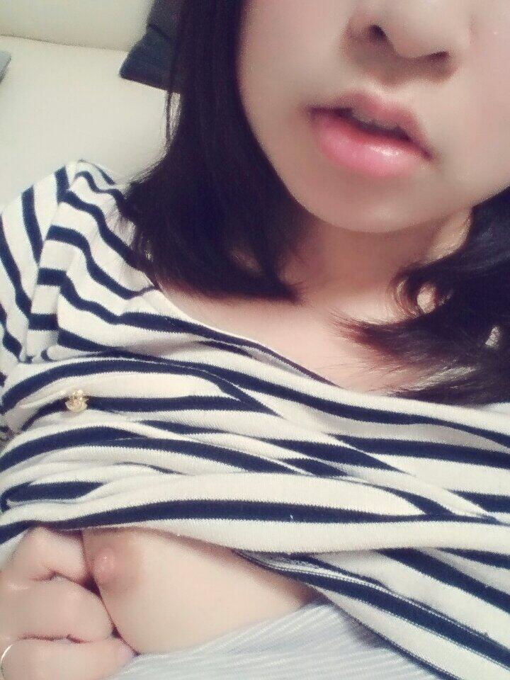 片乳 片乳首 ぽろり 自撮り おっぱい エロ画像【21】