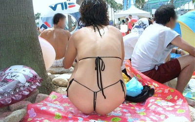 マイクロビキニ熟女！おばさんの水着が極小なエロ画像 ①