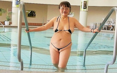 マイクロビキニ熟女！おばさんの水着が極小なエロ画像 ④