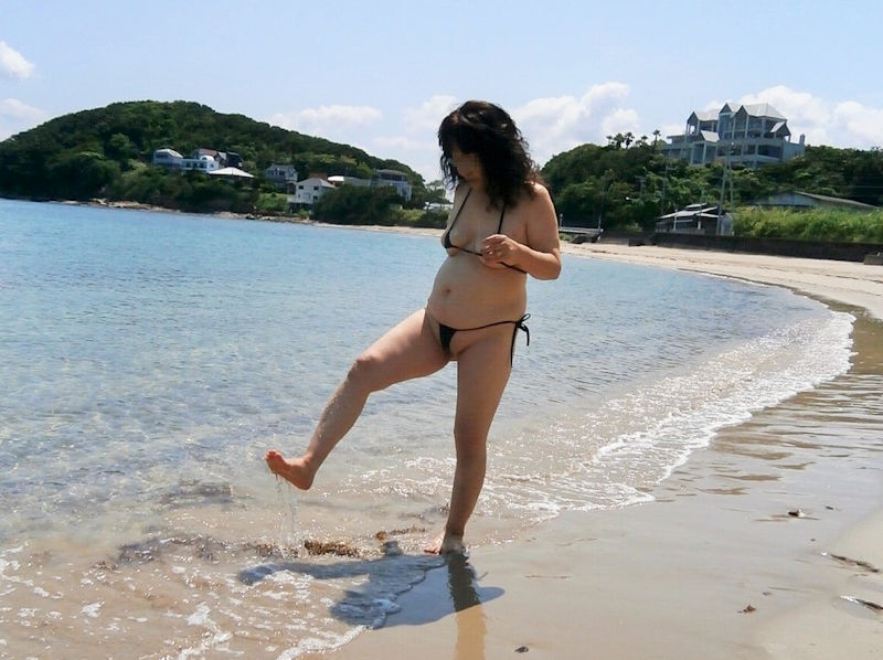 マイクロビキニ熟女！おばさんの水着が極小なエロ画像