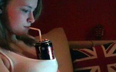 巨乳外国人が谷間に物を挟むおっぱいチャレンジのエロ画像 ①