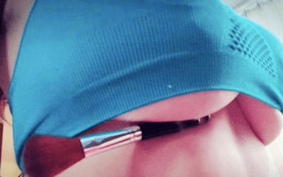 巨乳が下乳の隙間に物を挟むアンダーチャレンジのエロ画像 ①