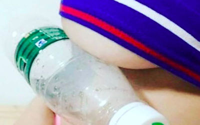巨乳が下乳の隙間に物を挟むアンダーチャレンジのエロ画像 ②