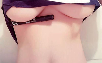 巨乳が下乳の隙間に物を挟むアンダーチャレンジのエロ画像 ③