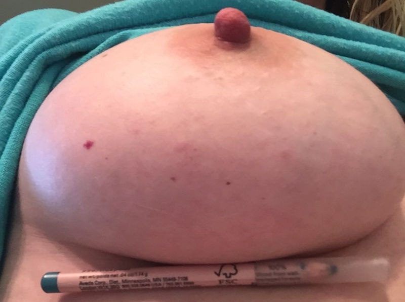 巨乳が下乳の隙間に物を挟むアンダーチャレンジのエロ画像