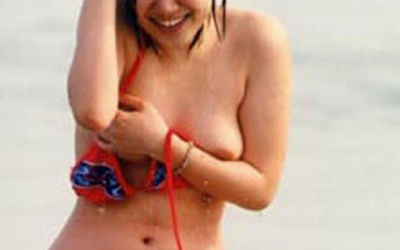 海水浴で乳首やおっぱいがポロリした水着の胸チラエロ画像 ③
