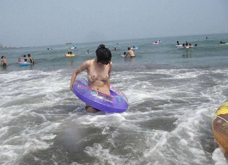海水浴で乳首やおっぱいがポロリした水着の胸チラエロ画像