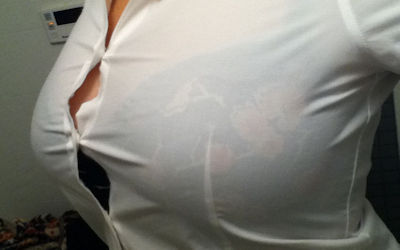 乳首やブラがチラ見えするシャツの隙間の胸チラ画像 ①