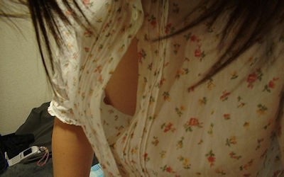 乳首やブラがチラ見えするシャツの隙間の胸チラ画像 ④