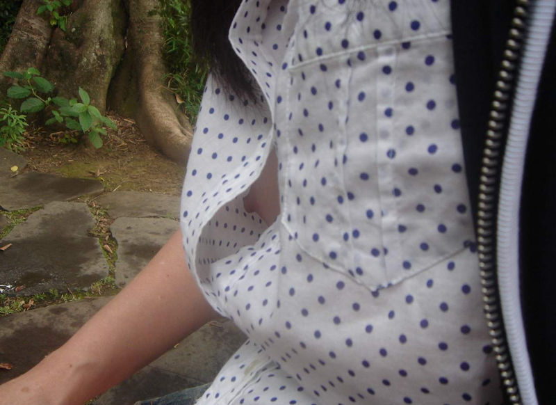 乳首やブラがチラ見えするシャツの隙間の胸チラ画像