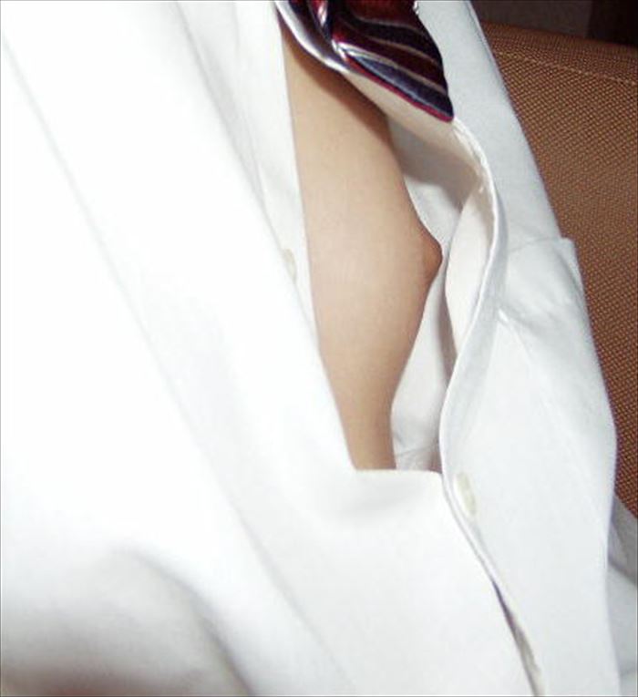 乳首 ブラ チラ見え シャツ 隙間 胸チラ エロ画像【5】