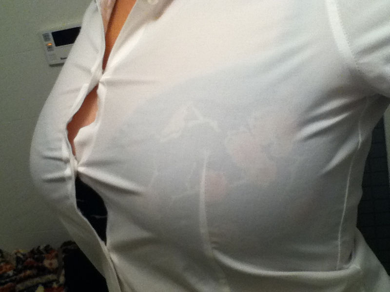 乳首 ブラ チラ見え シャツ 隙間 胸チラ エロ画像【10】